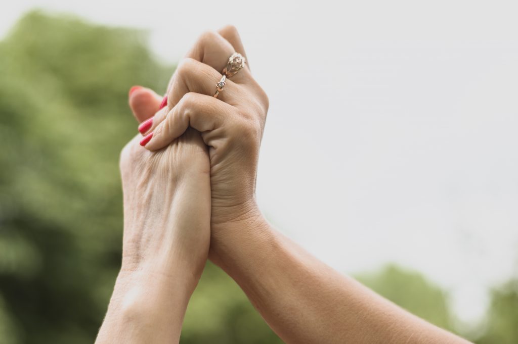 Das erste Mal Hand in Hand – und die Welt darf es sehen 1 Hand in Hand in richtung Sichtbarkeit